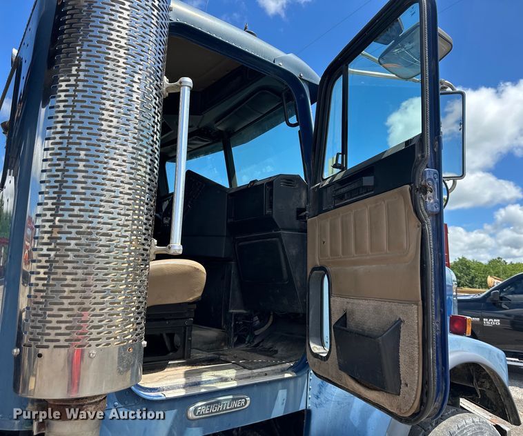 image for item EJ7001 2005 Freightliner FLD roll-off container truck