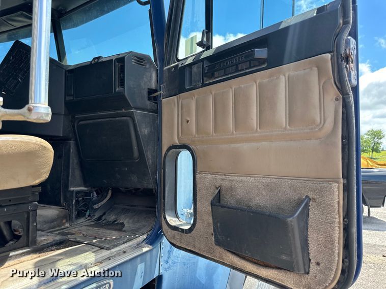 image for item EJ7001 2005 Freightliner FLD roll-off container truck