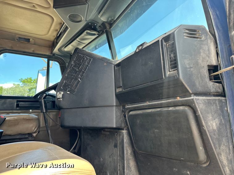 image for item EJ7001 2005 Freightliner FLD roll-off container truck