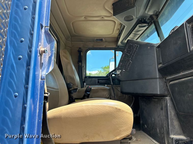 image for item EJ7001 2005 Freightliner FLD roll-off container truck