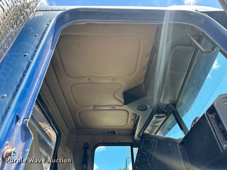 image for item EJ7001 2005 Freightliner FLD roll-off container truck