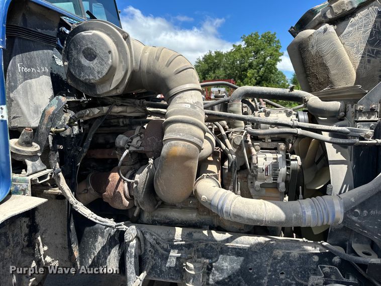 image for item EJ7001 2005 Freightliner FLD roll-off container truck