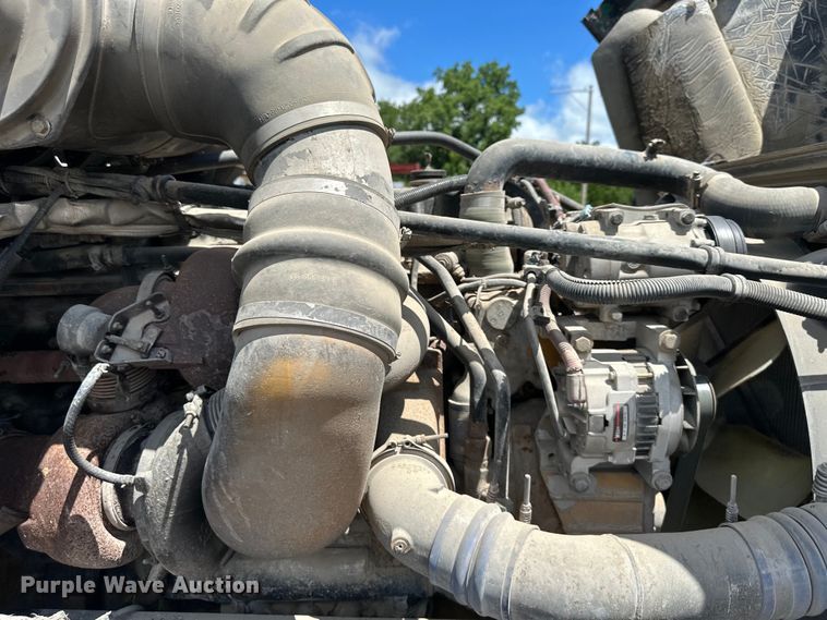 image for item EJ7001 2005 Freightliner FLD roll-off container truck