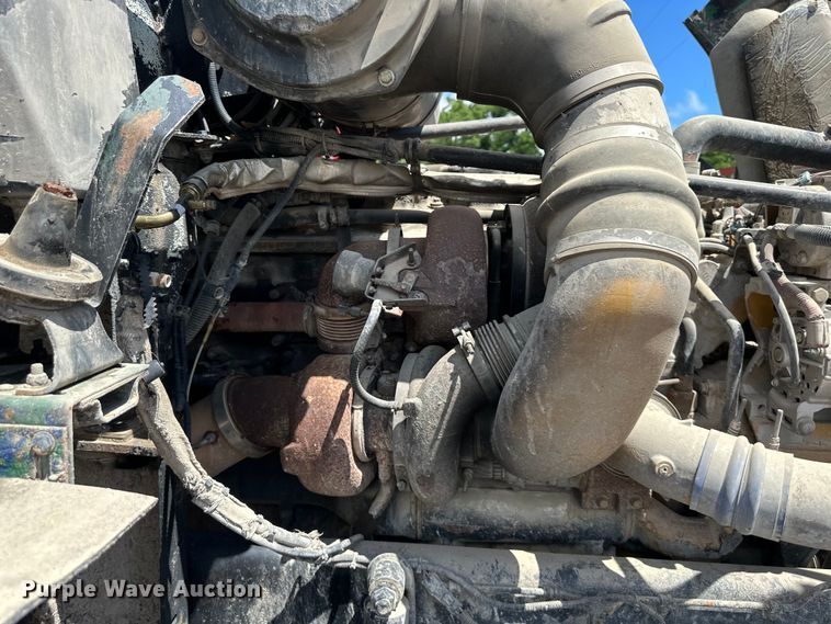 image for item EJ7001 2005 Freightliner FLD roll-off container truck