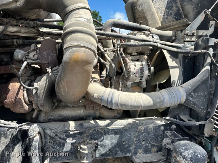 image for item EJ7001 2005 Freightliner FLD roll-off container truck