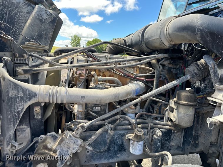 image for item EJ7001 2005 Freightliner FLD roll-off container truck