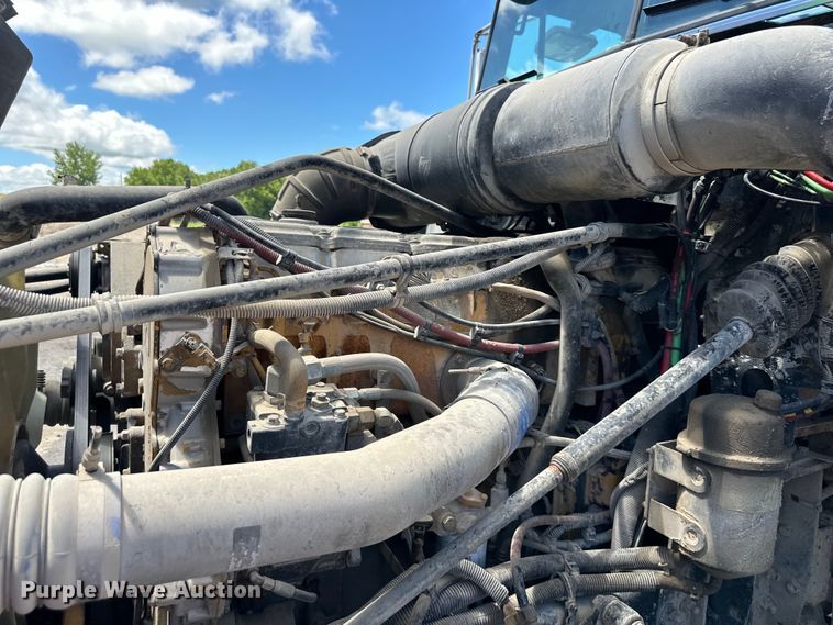 image for item EJ7001 2005 Freightliner FLD roll-off container truck