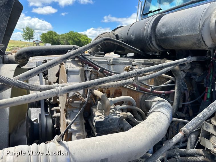 image for item EJ7001 2005 Freightliner FLD roll-off container truck