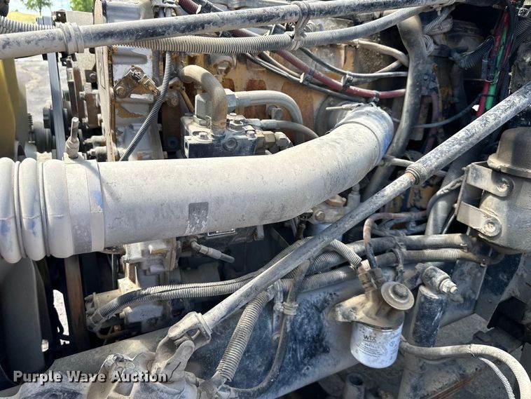 image for item EJ7001 2005 Freightliner FLD roll-off container truck