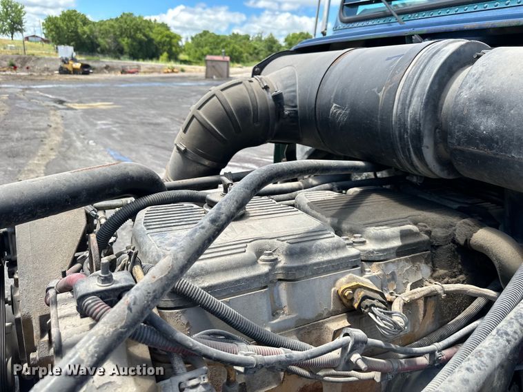 image for item EJ7001 2005 Freightliner FLD roll-off container truck