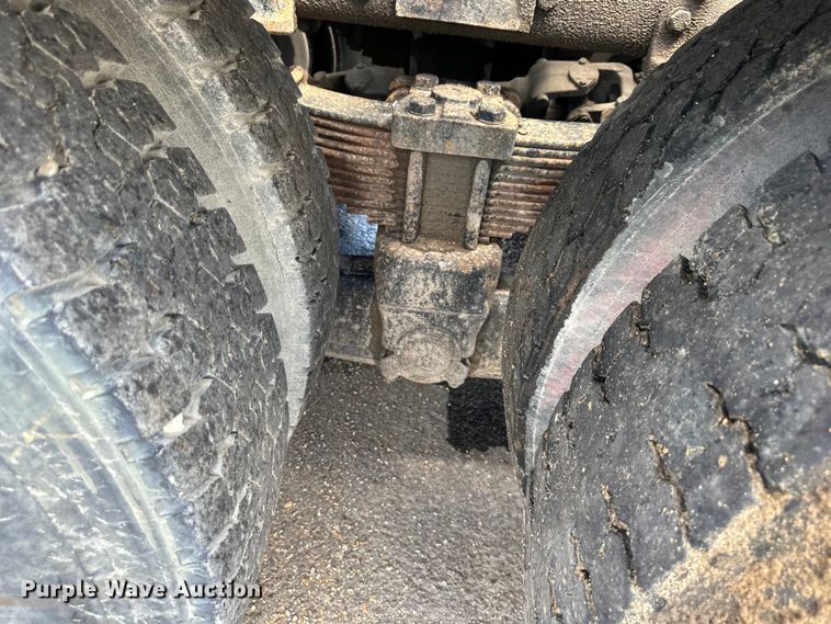 image for item EJ7001 2005 Freightliner FLD roll-off container truck