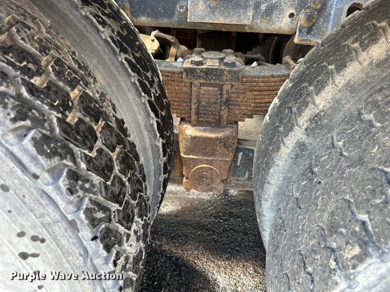 image for item EJ7001 2005 Freightliner FLD roll-off container truck