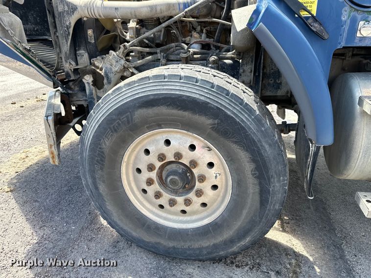 image for item EJ7001 2005 Freightliner FLD roll-off container truck