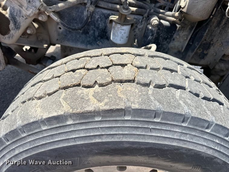 image for item EJ7001 2005 Freightliner FLD roll-off container truck