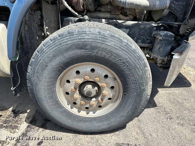 image for item EJ7001 2005 Freightliner FLD roll-off container truck