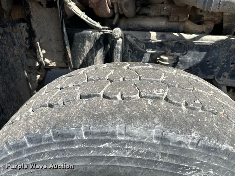 image for item EJ7001 2005 Freightliner FLD roll-off container truck