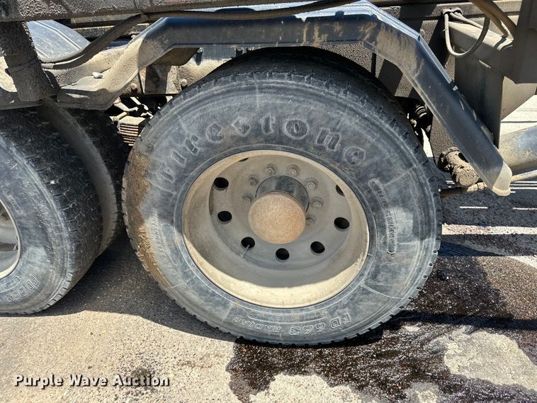 image for item EJ7001 2005 Freightliner FLD roll-off container truck