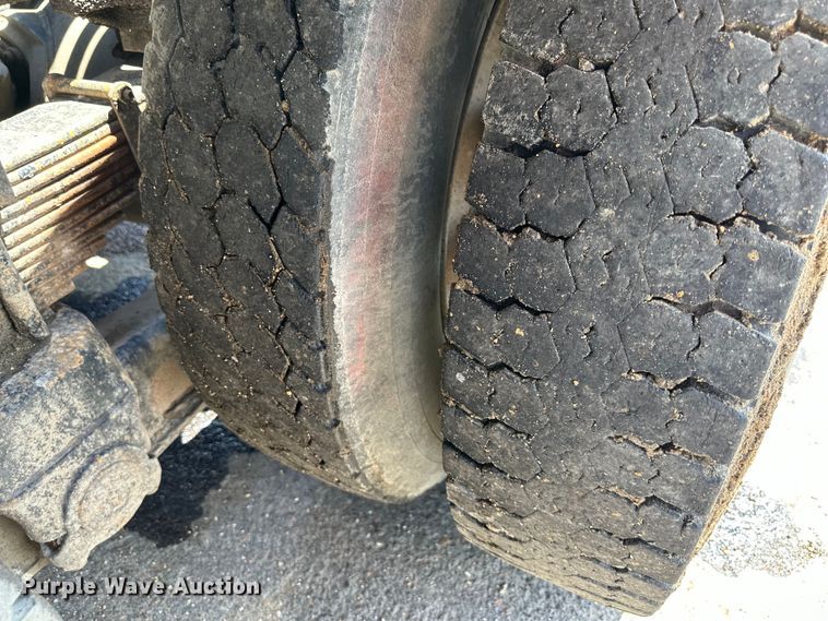 image for item EJ7001 2005 Freightliner FLD roll-off container truck