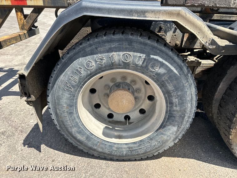 image for item EJ7001 2005 Freightliner FLD roll-off container truck