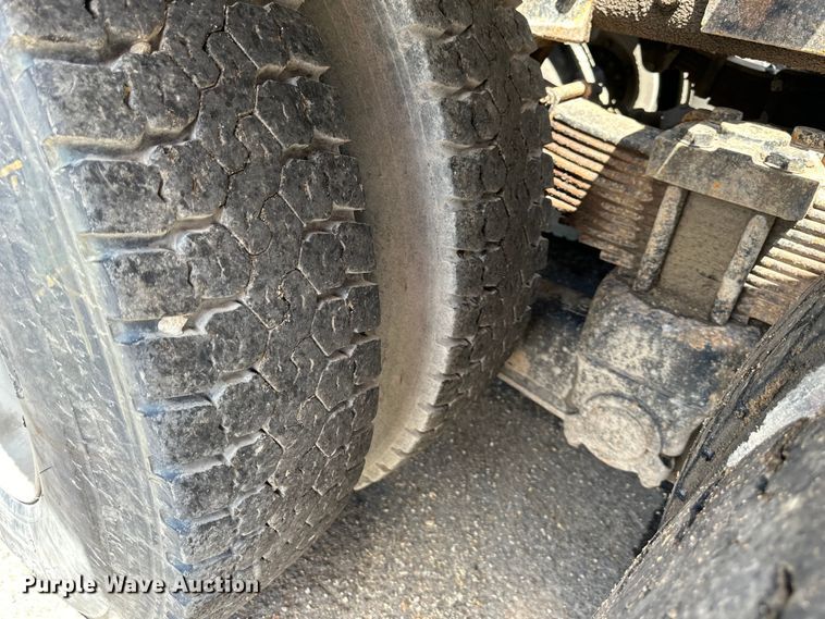 image for item EJ7001 2005 Freightliner FLD roll-off container truck