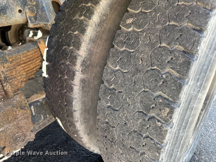 image for item EJ7001 2005 Freightliner FLD roll-off container truck