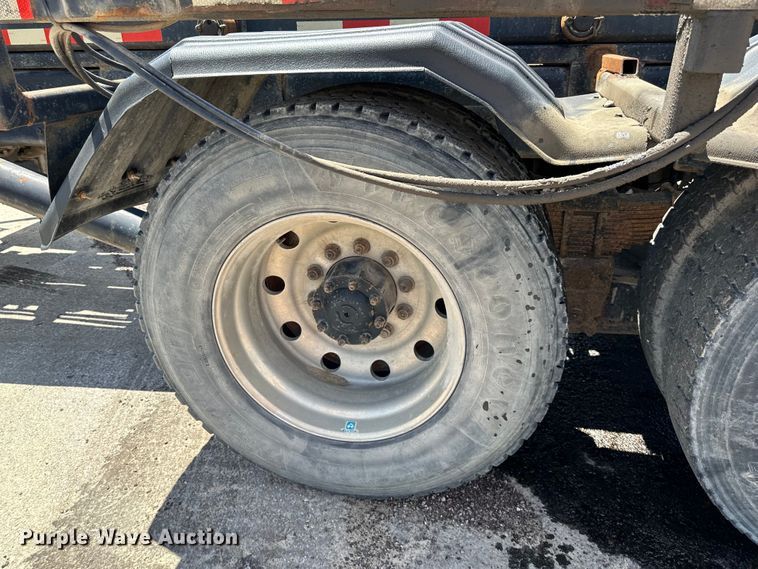 image for item EJ7001 2005 Freightliner FLD roll-off container truck