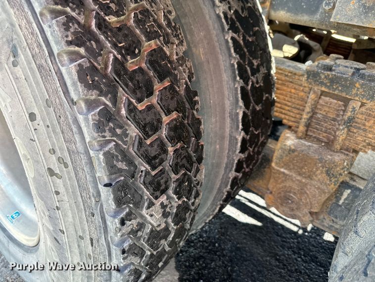 image for item EJ7001 2005 Freightliner FLD roll-off container truck