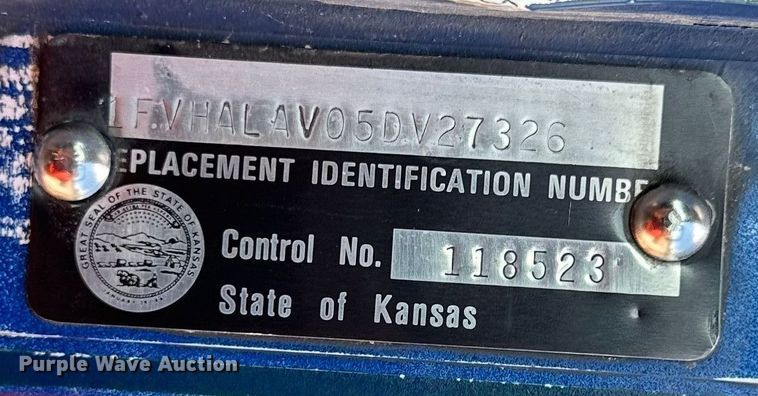 image for item EJ7001 2005 Freightliner FLD roll-off container truck