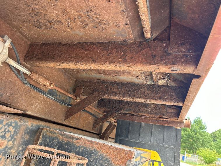 image for item EK4852 2005 Chevrolet  C8500 dump truck