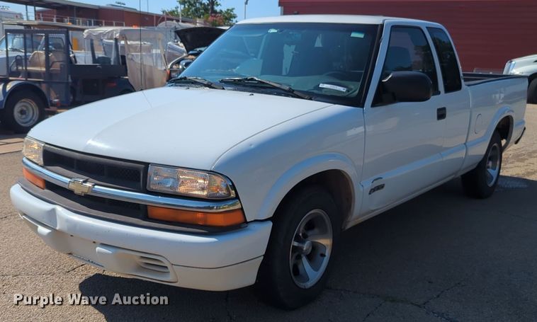 image for item NG9970 2000 Chevrolet  S10 Ext. Cab pickup truck