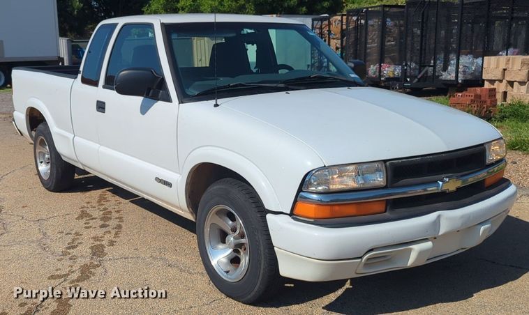 image for item NG9970 2000 Chevrolet  S10 Ext. Cab pickup truck
