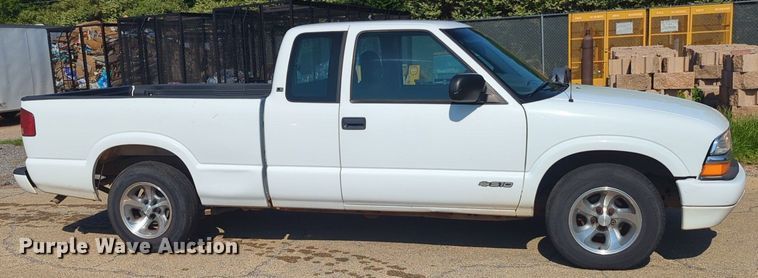 image for item NG9970 2000 Chevrolet  S10 Ext. Cab pickup truck