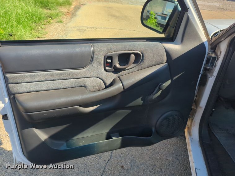 image for item NG9970 2000 Chevrolet  S10 Ext. Cab pickup truck