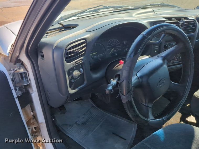 image for item NG9970 2000 Chevrolet  S10 Ext. Cab pickup truck