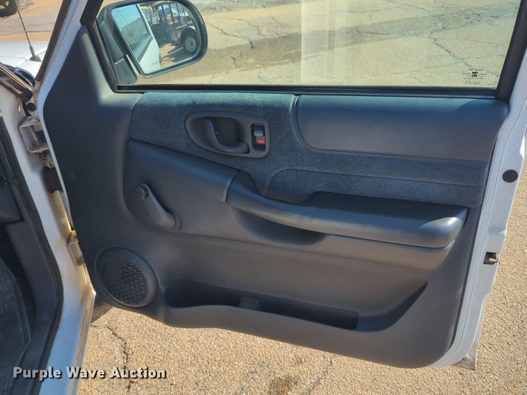 image for item NG9970 2000 Chevrolet  S10 Ext. Cab pickup truck