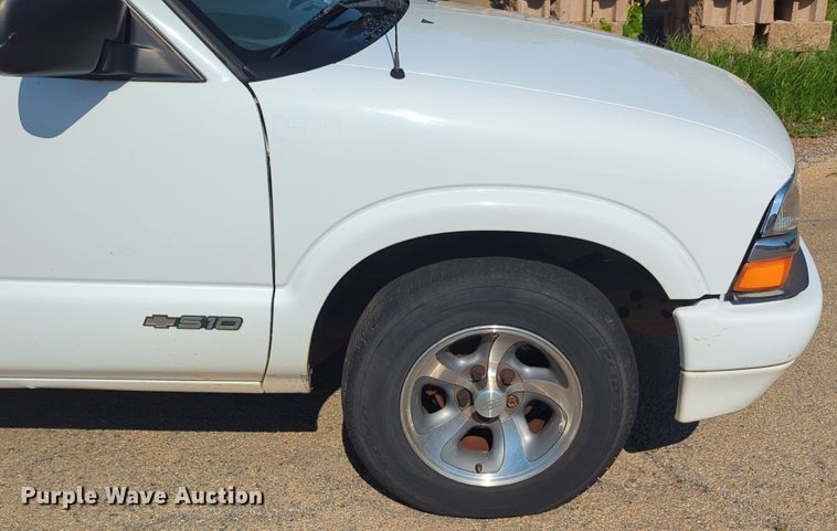 image for item NG9970 2000 Chevrolet  S10 Ext. Cab pickup truck
