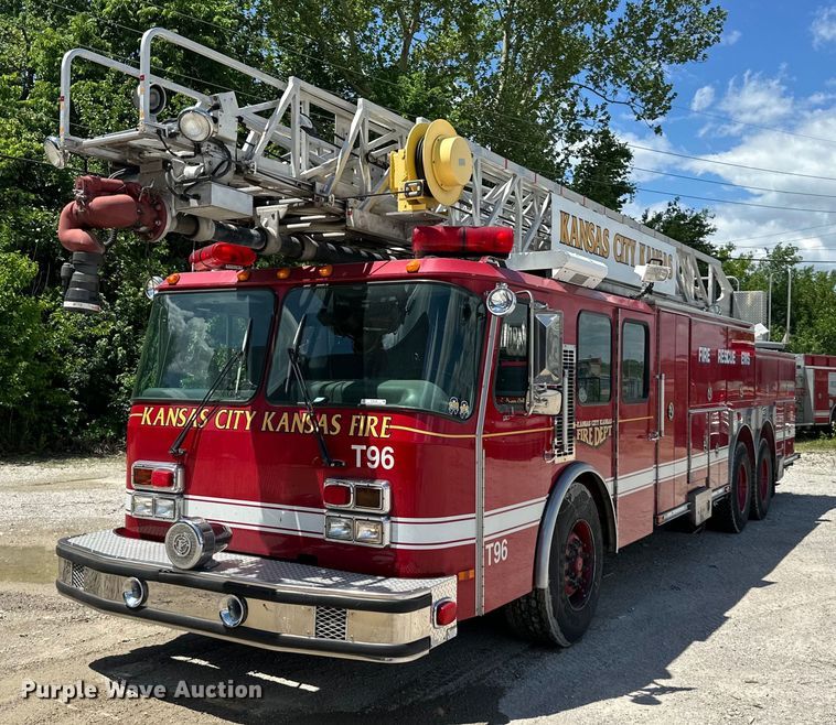 image for item NT9136 2000 E One ladder fire truck