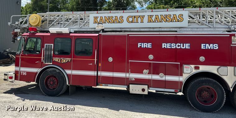 image for item NT9136 2000 E One ladder fire truck