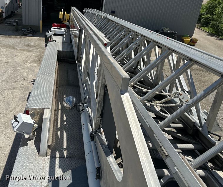 image for item NT9136 2000 E One ladder fire truck