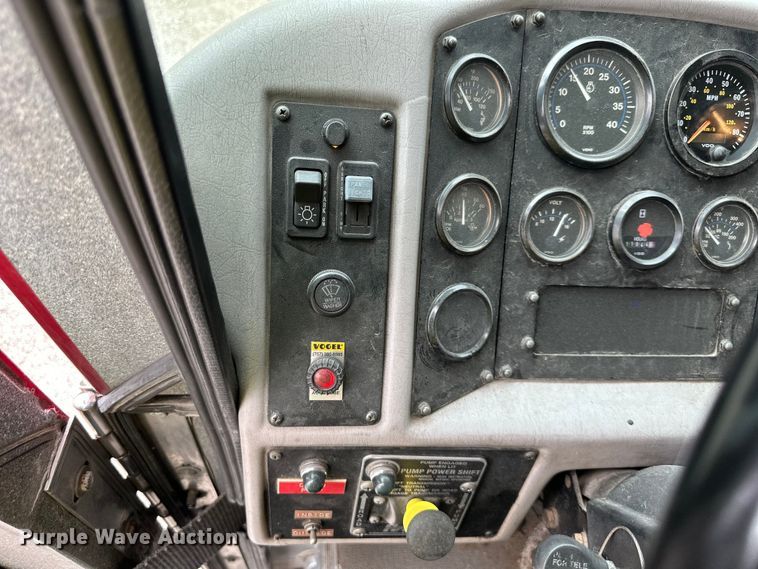 image for item NT9137 2001 HME H1738 pumper fire truck