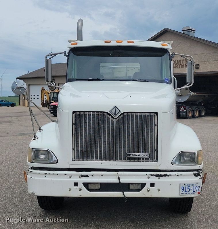 image for item OD9571 2000 International  9400i 5x4 semi truck