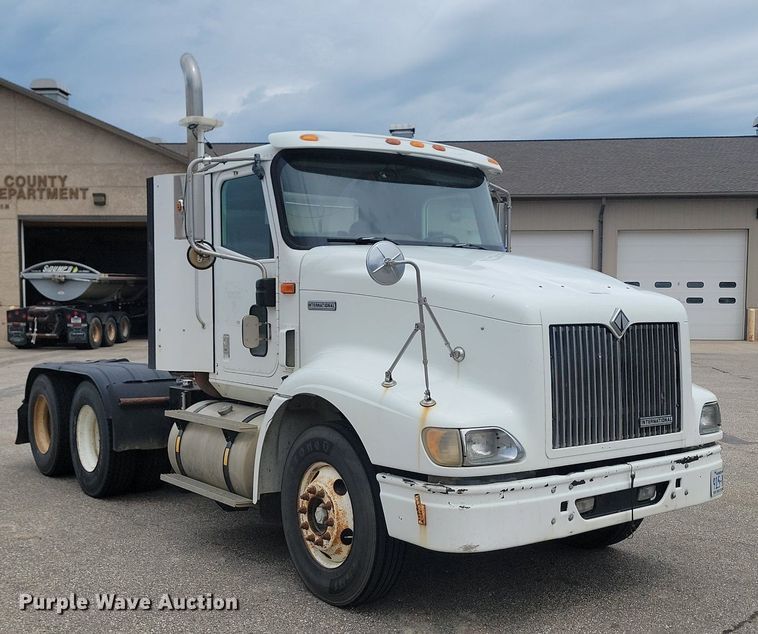 image for item OD9571 2000 International  9400i 5x4 semi truck