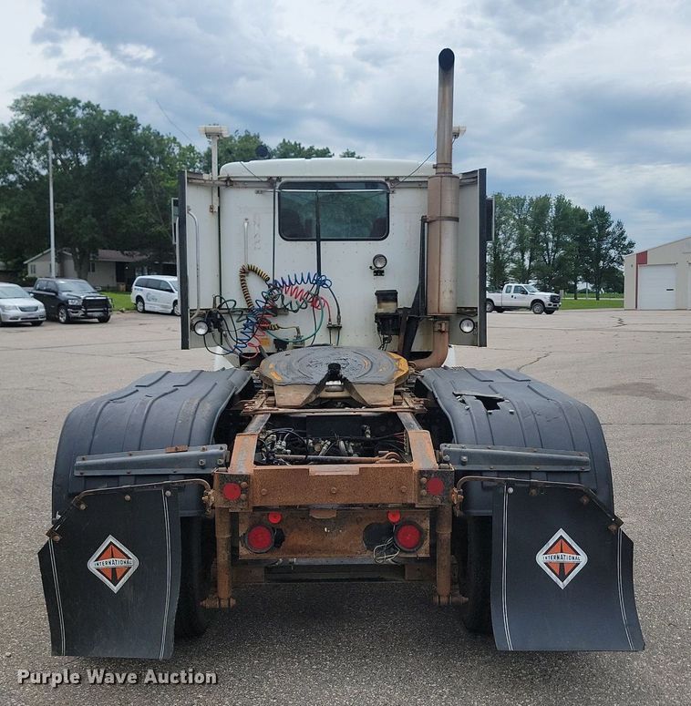 image for item OD9571 2000 International  9400i 5x4 semi truck