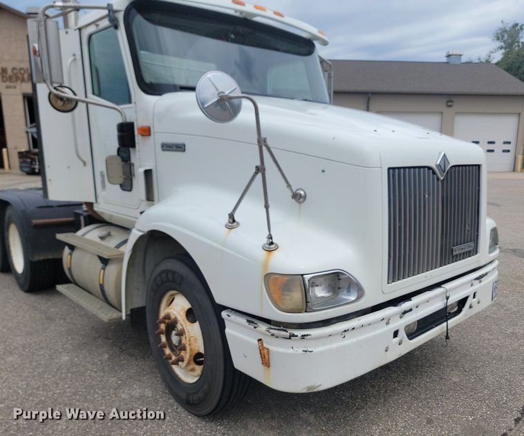 image for item OD9571 2000 International  9400i 5x4 semi truck