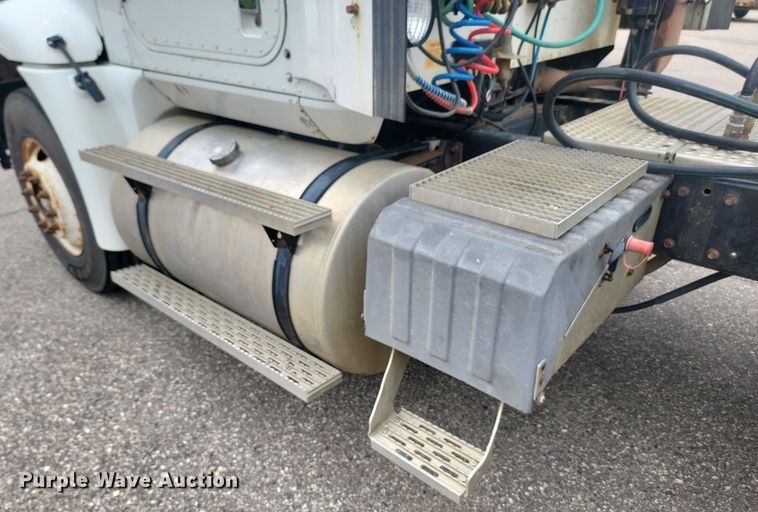 image for item OD9571 2000 International  9400i 5x4 semi truck