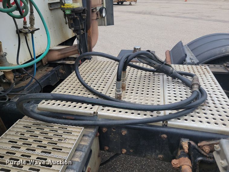 image for item OD9571 2000 International  9400i 5x4 semi truck