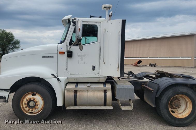 image for item OD9571 2000 International  9400i 5x4 semi truck