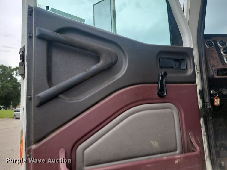 image for item OD9571 2000 International  9400i 5x4 semi truck