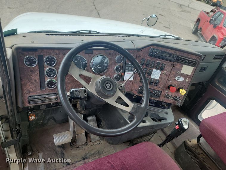 image for item OD9571 2000 International  9400i 5x4 semi truck