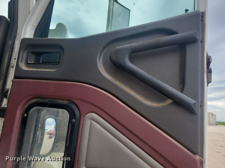 image for item OD9571 2000 International  9400i 5x4 semi truck